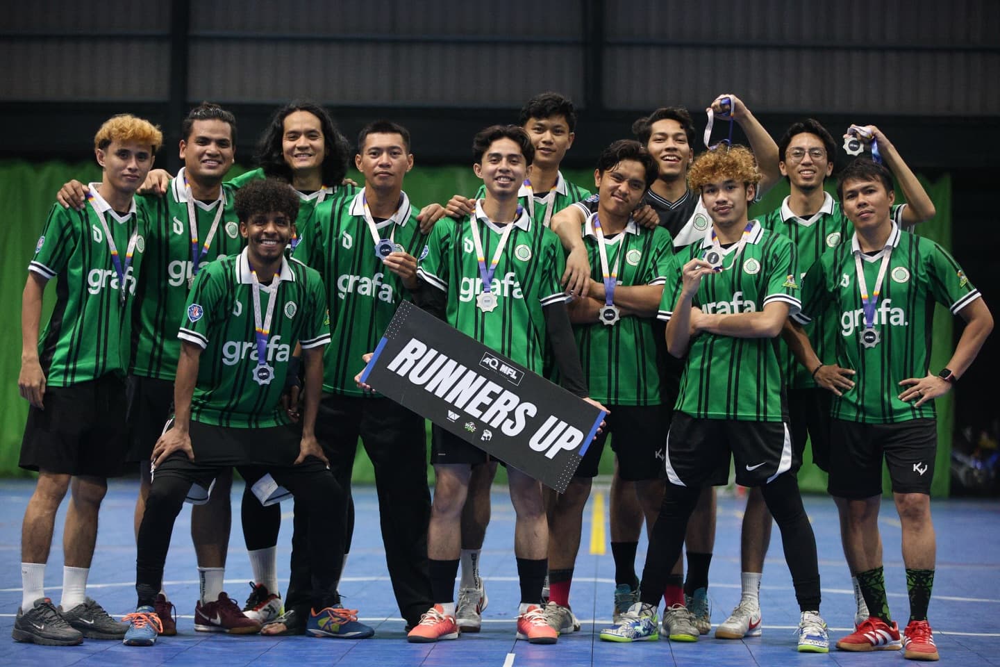 Skuad PJJ dengan pingat dan sepanduk Runners Up